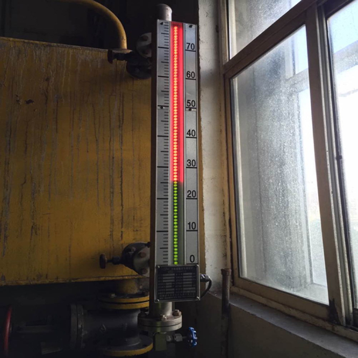 雙色磁翻柱液位計現(xiàn)場使用圖